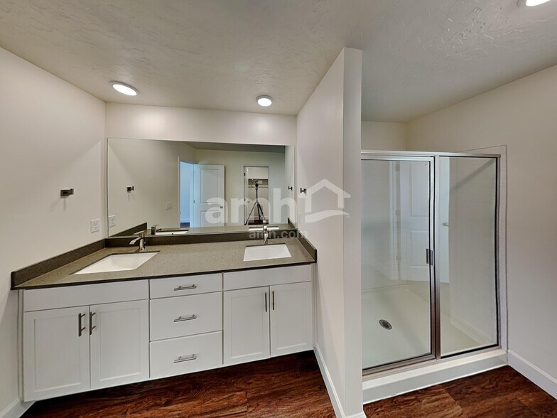 Building Photo - 6578 Old Forest Dr