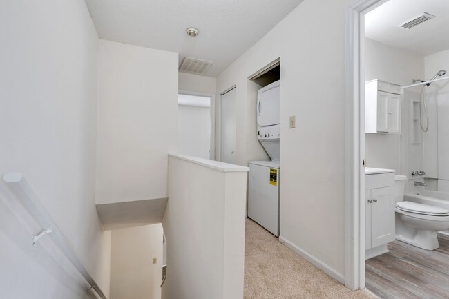 Building Photo - Spacious end unit townhome minutes from Du...