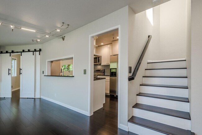 Building Photo - EPIC REA:End-Unit & Top 2 Floor (Penthouse...