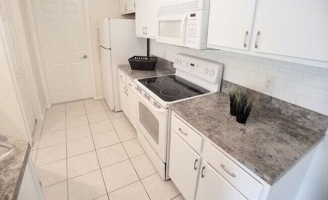 Building Photo - Beautiful 1/1 Wood Floors Condo at The Cre...