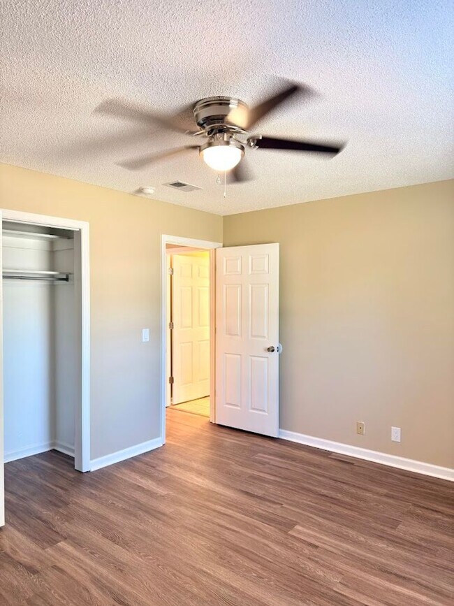 Building Photo - 159 Green Acres Dr