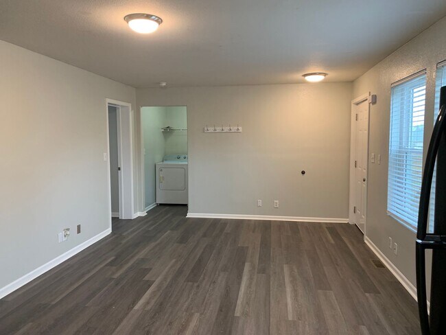 Building Photo - Super cute and updated with fresh paint, new floors, some fixtures, and all appliances.