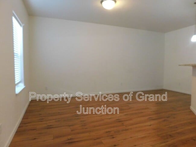 Building Photo - 621 Zenith Ln