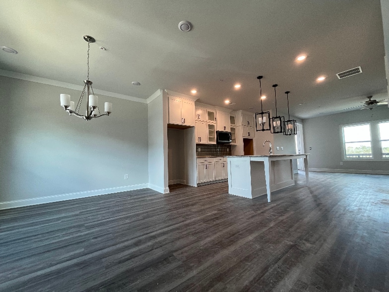 Building Photo - 812 Mackay Crk