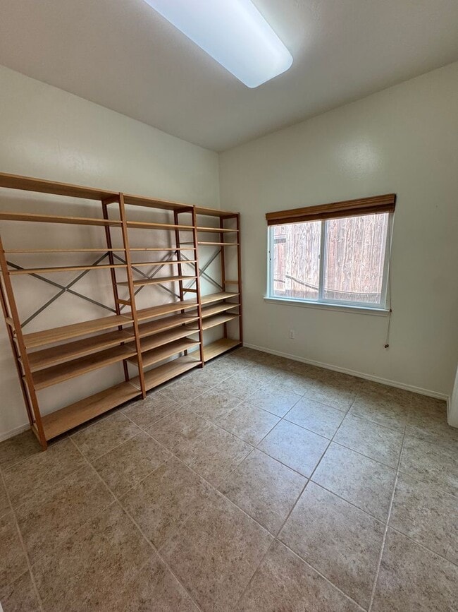 Building Photo - 4 Bed 2 Bath Charming and Well-Cared-For H...