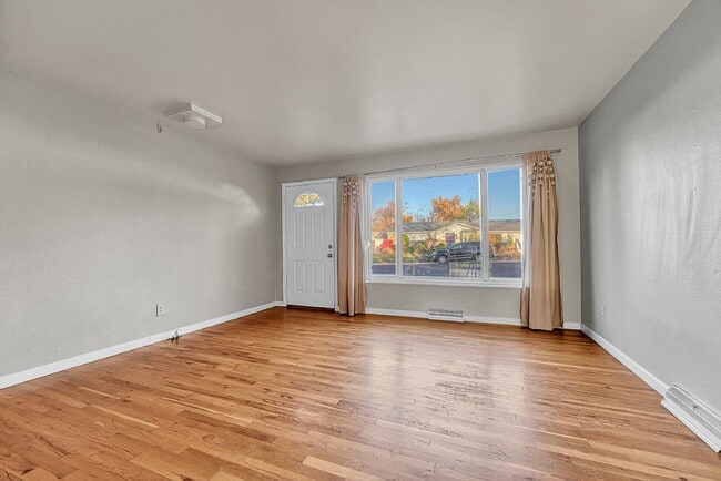 Building Photo - $2,495.00, 3-bedroom, 2 bathroom home in C...