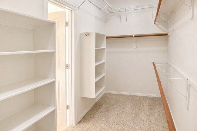 Building Photo - 16415 Burham Park Dr
