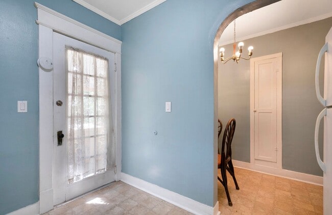 Building Photo - Charming Historic 2BR Apartment with Garag...