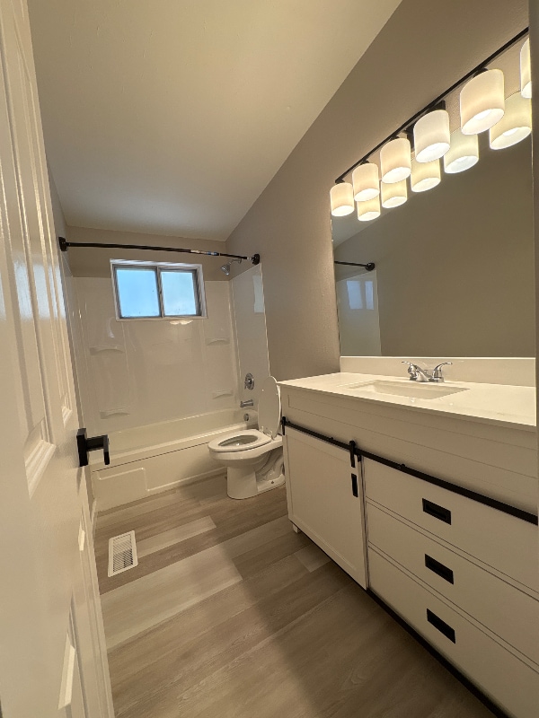 Building Photo - 423 W 3rd N