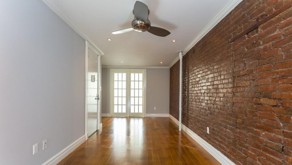 Building Photo - 118 E 7th St