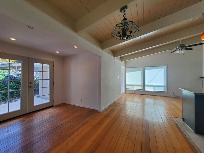 Building Photo - Kentfield 3x2 Flat + detached office, fron...