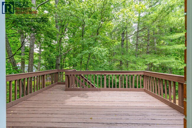 Building Photo - Beautiful Brentwood 3 BD home with attache...