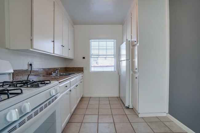 Building Photo - 2425-2431 S. Ridgeley Dr