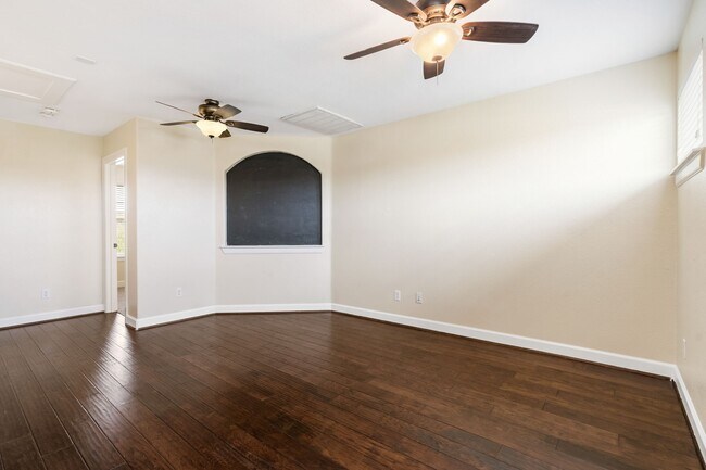 Building Photo - 328 Country Crossing Cir