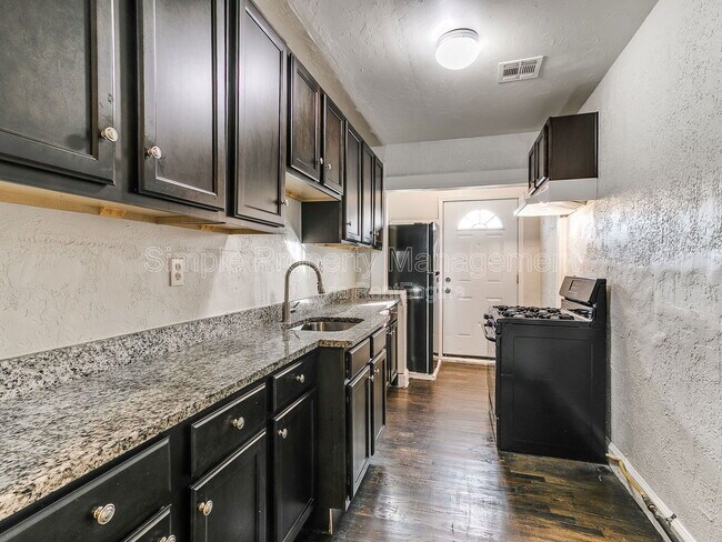 Building Photo - 946 East Dr