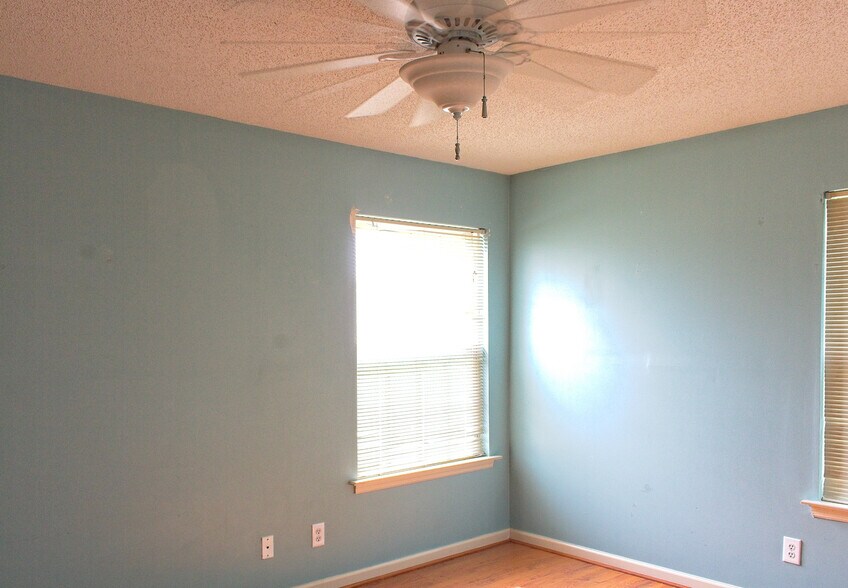 Building Photo - 2269 Essex Dr