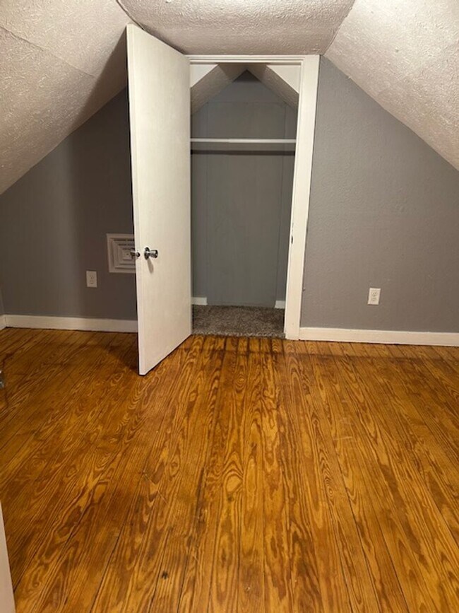 Building Photo - 3 Bedroom, 1 Bath Cape Cod Home w/Detached...