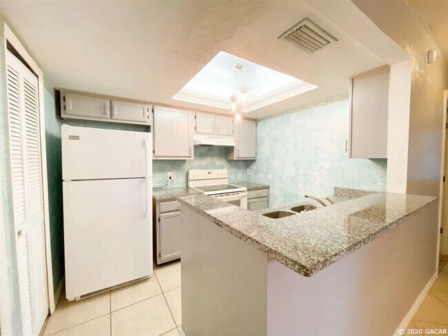 Building Photo - 5855 SW 8th Pl