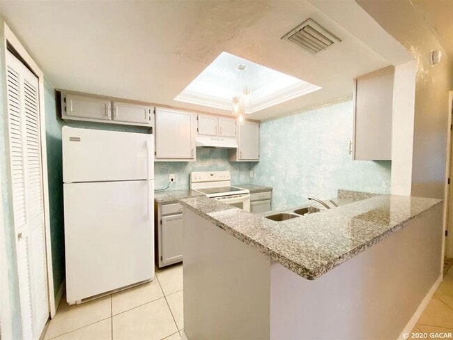 Building Photo - Rockwood Villas – Charming 2/2 Townhome Close to Everything!