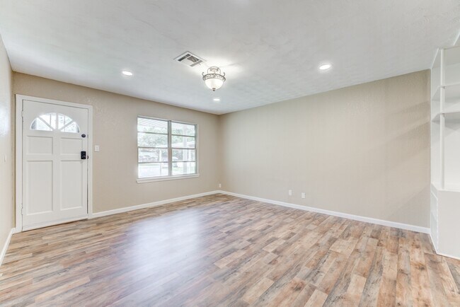 Building Photo - 305 Yaupon St