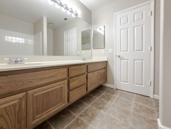 Building Photo - 4 BEDROOM / 3 CAR GARAGE MURRIETA HOME FOR...