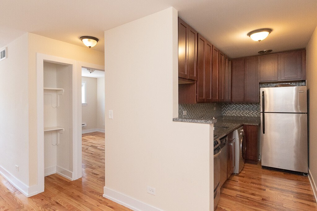 Building Photo - 557 W Arlington Pl