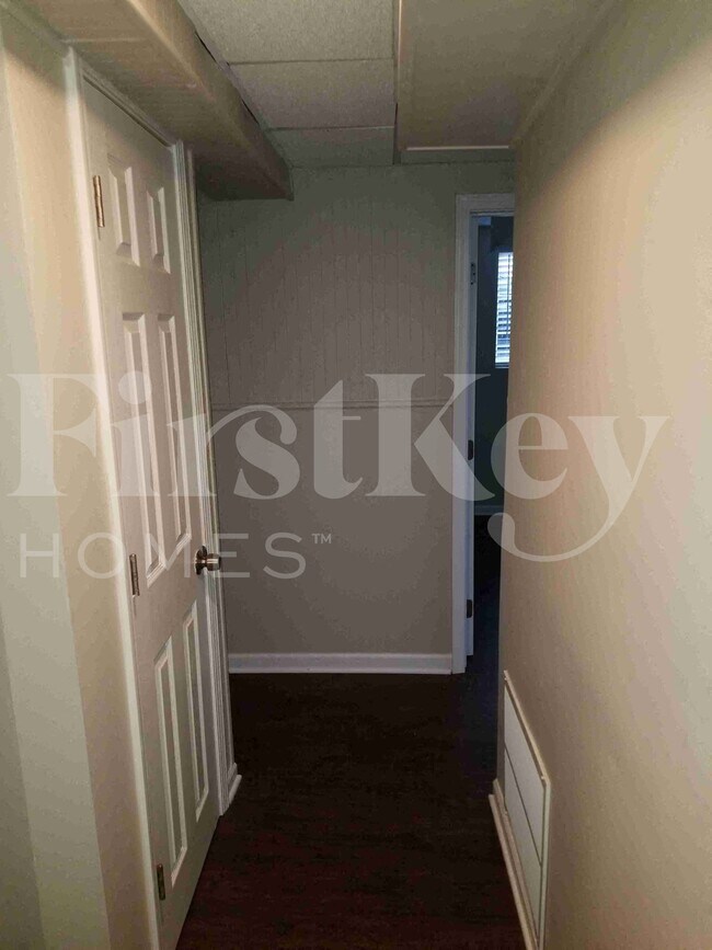 Building Photo - 422 E Tulip Dr