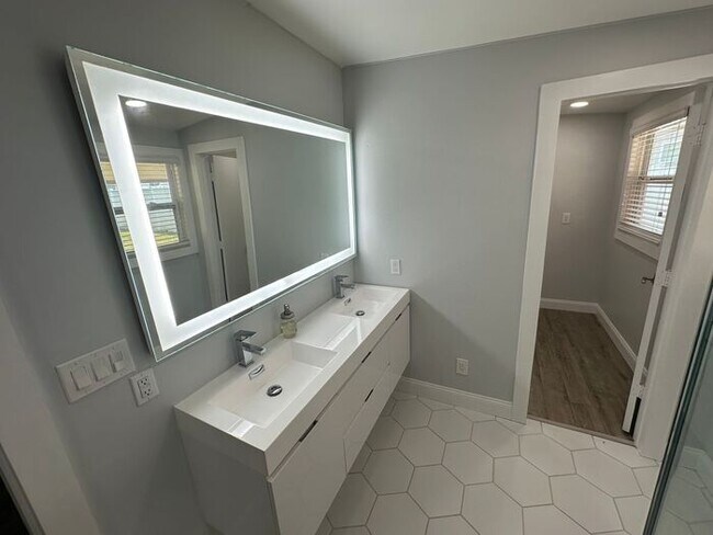 Building Photo - Beautiful 3 bedroom, 2 bath home located i...