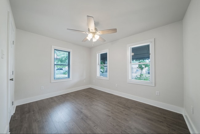Building Photo - 1627 W Mariposa Dr