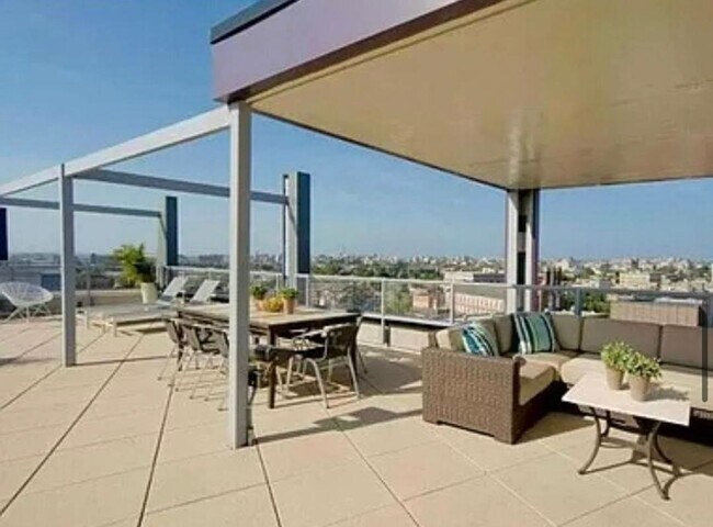 Building Photo - Sun-filled 2 Bed 2 Bath Condo In Vibrant Columbia Heights