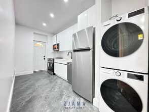 Building Photo - 3 bedroom in BROOKLYN NY 11232