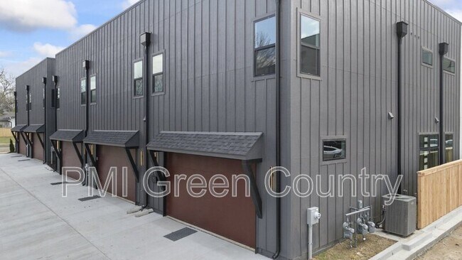 Building Photo - 114 E Elgin St