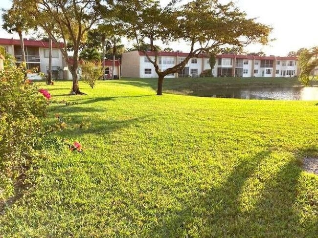 Building Photo - 317 Lake Evelyn Dr