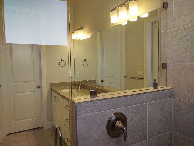 Building Photo - 1 Bedroom + Den 1.5 bath 2 Car Garage VIEWS & VIEWS!