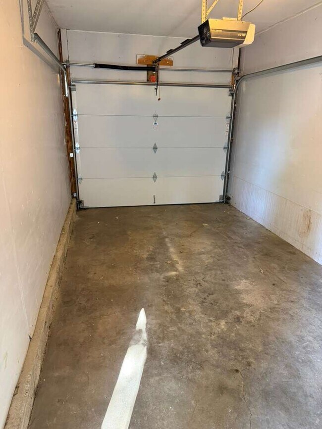 Building Photo - 136 Brookwood Ct