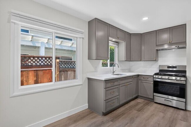 Building Photo - 2,900 /Month Beautiful 2 Bed, 1 Bath Single Story, with Garage Centrally Located in Petaluma!