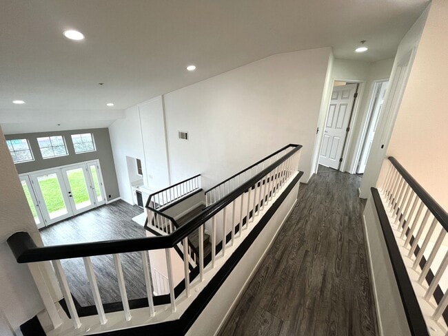 Building Photo - 4 bedroom, 2.5 bathroom home in a gated Riverside community!