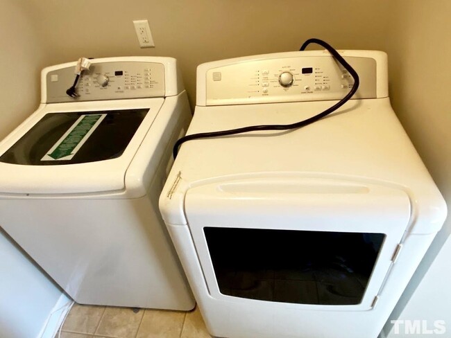 Building Photo - End Unit 3 Bedroom Townhome Morrisville RD...
