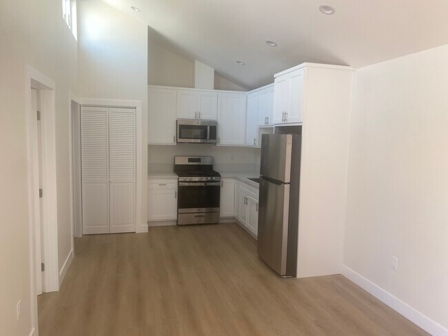 Building Photo - 2916 E 10th St