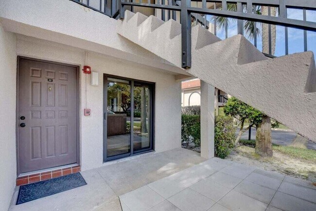 Building Photo - 400 Club Cir