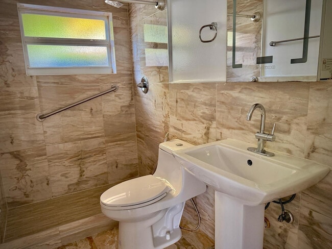 Building Photo - 707 NE 15th St