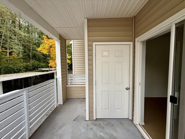 Building Photo - Bokara By The Lake Condo - Renton