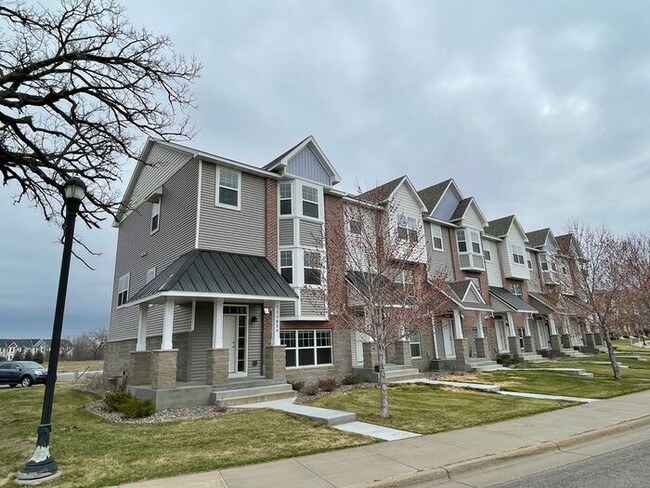 Building Photo - Champlin Town Home, Fireplace, 2 Car Garag...