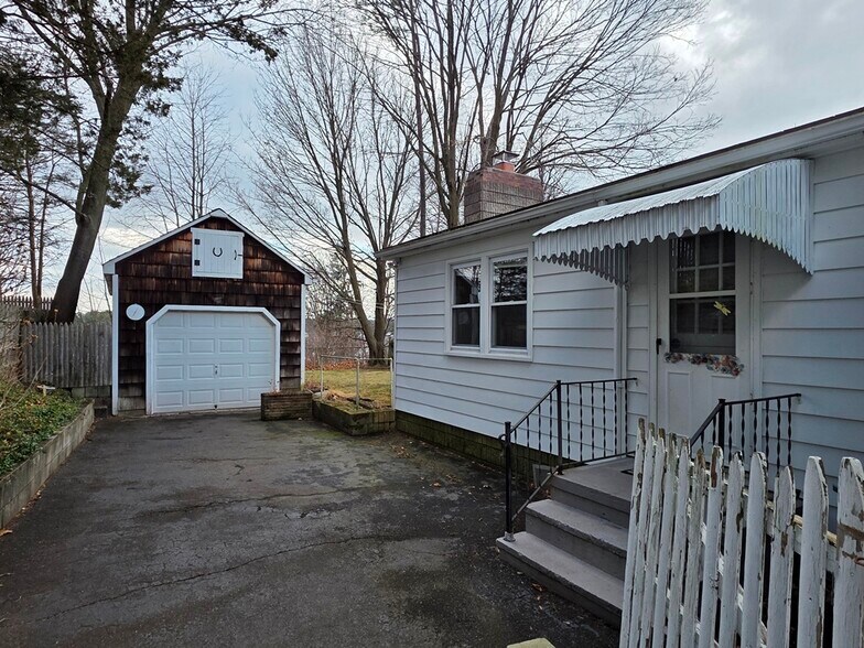 Building Photo - 19 Lakeview Ave