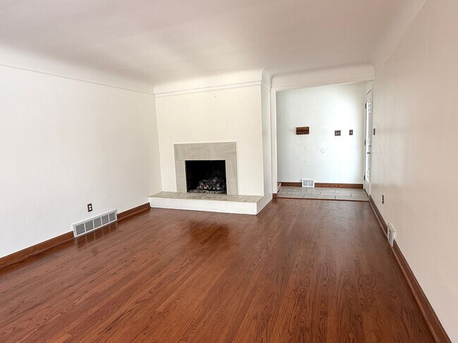 Building Photo - Move-In Ready 2 bedroom, 1.5 bathroom Home in Livonia