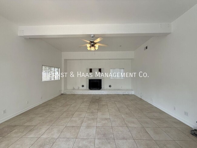 Building Photo - 4723 Blackthorne Ave