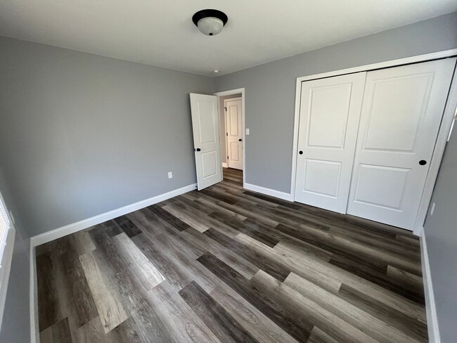 Building Photo - Renovated 4 bed 2 bath single home in levi...
