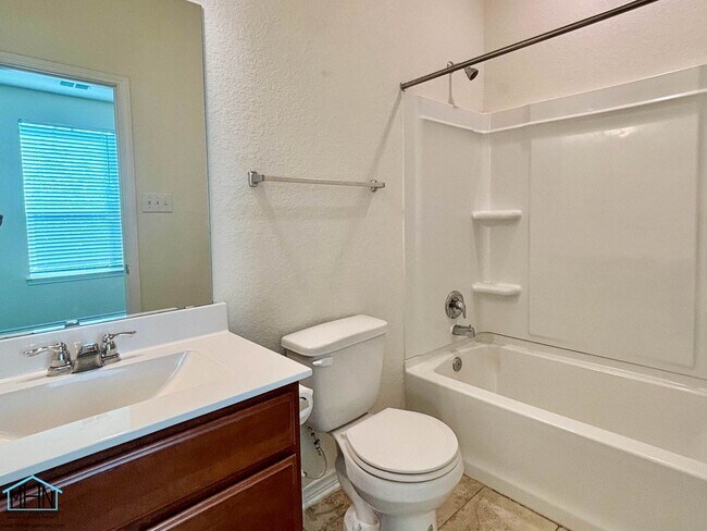 Building Photo - Gorgeous 4 bedroom, 3.5 bath home, minutes...
