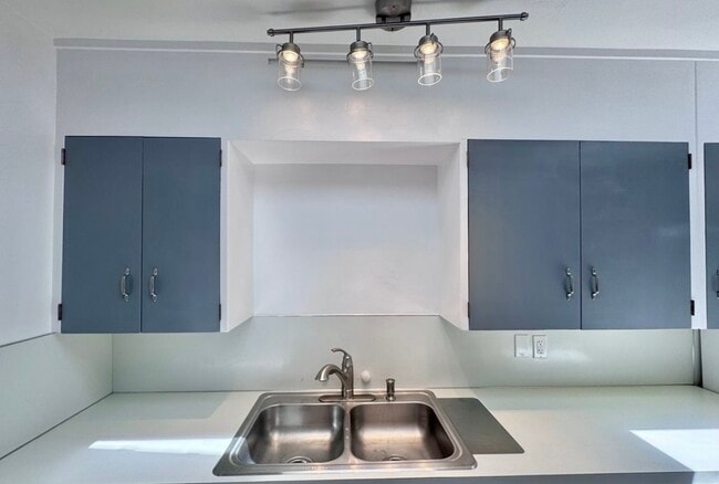 Building Photo - 337 Spruce Dr