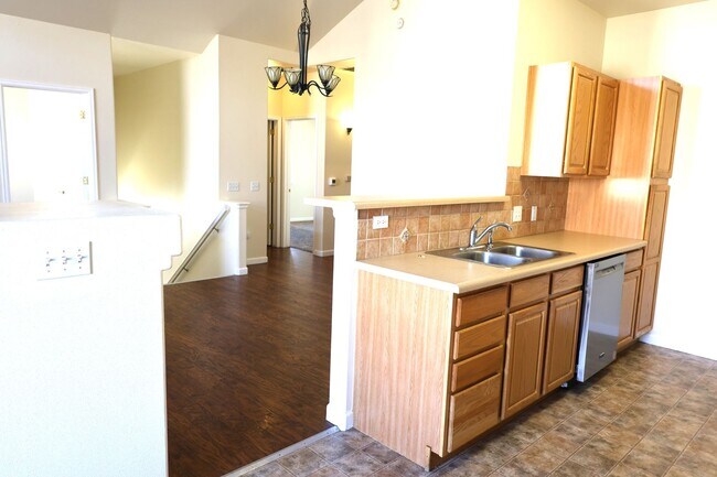 Building Photo - CUTE, CUTE, CUTE 3 BDRM TOWNHOME WITH GAS FIREPLACE!
